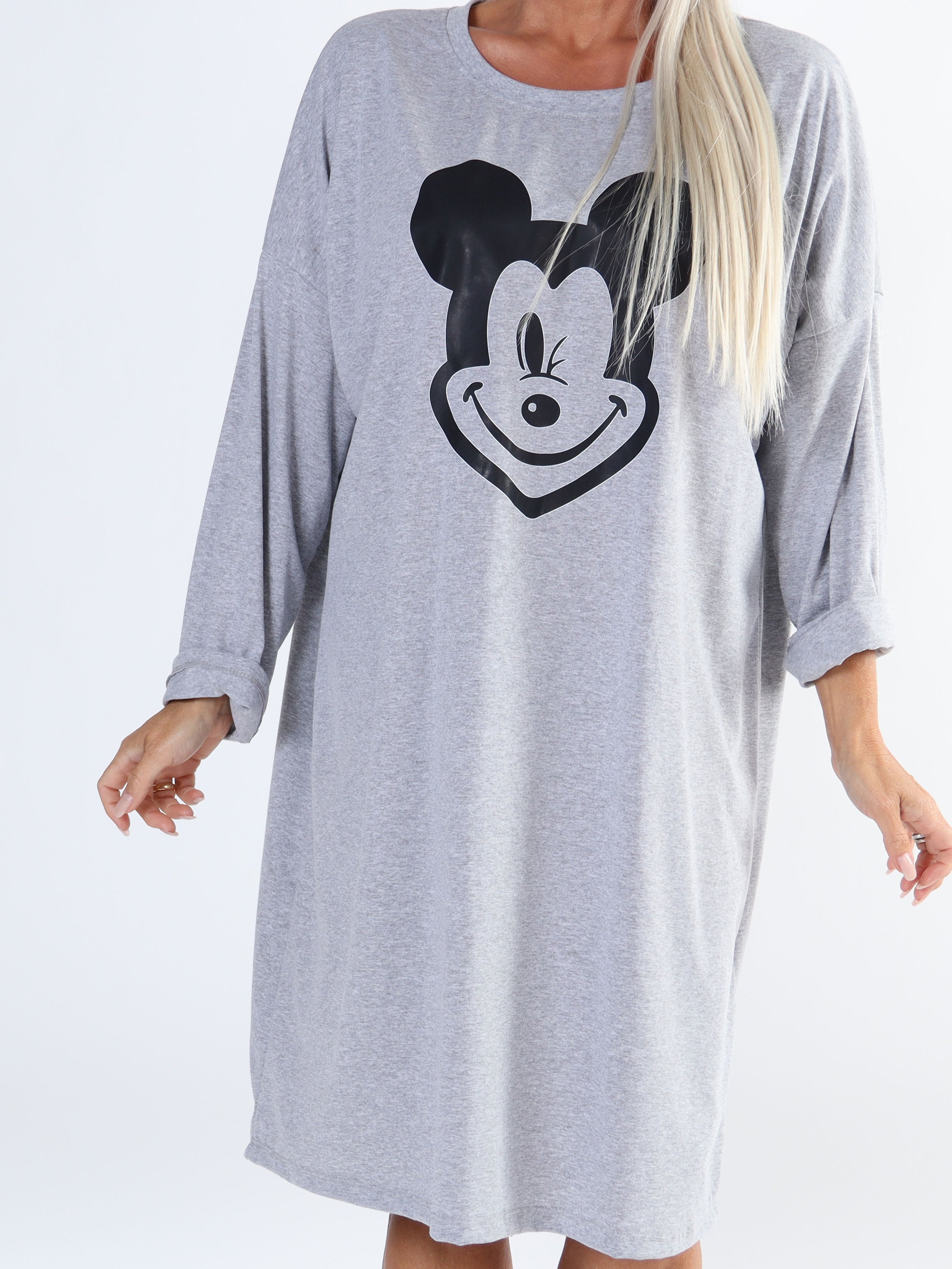 Amal - Lång plus size klänning i bomull med tryck framtill